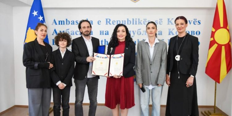 Osmani dekoron post mortem me urdhrin “Hasan Prishtina” ideologun Arbën Xhaferi