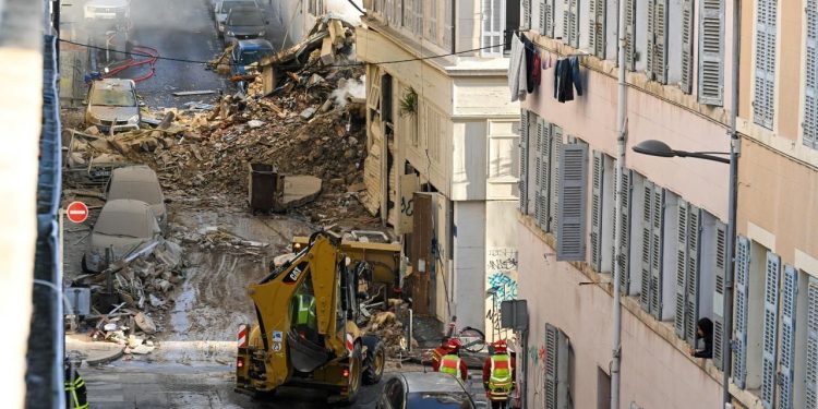 Shemben dy ndërtesa në Marsejë, deri në 10 persona ende nën rrënoja