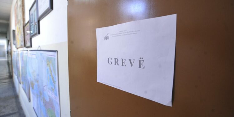 140 punëtorë teknik të shkollave në Prishtinë hyjnë në grevë, shkak mungesa e kontratave