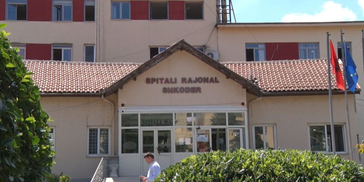 Përfshihet nga flakët spitali i Shkodrës