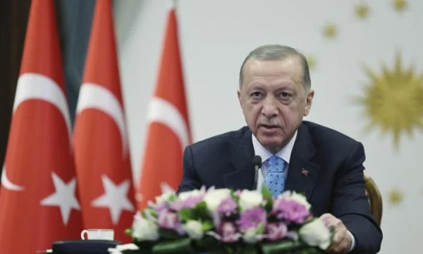 Erdogan shfaqet në publik pasi u tha se nuk ishte mirë që nga e marta