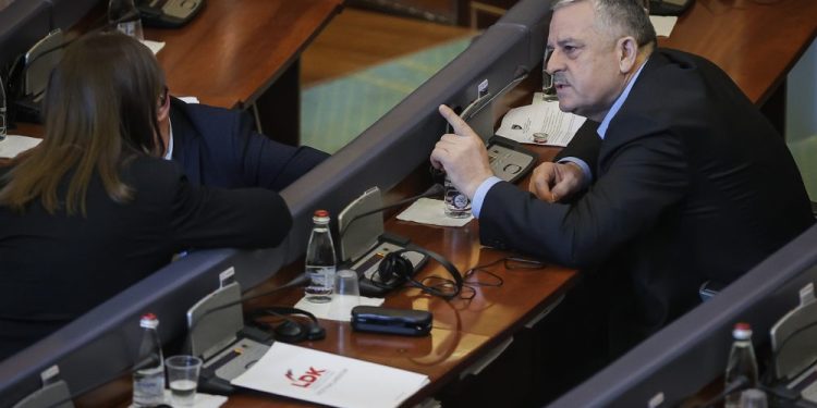 Agim Veliu-Albin Kurtit: Je një mashtrues me kravatë!