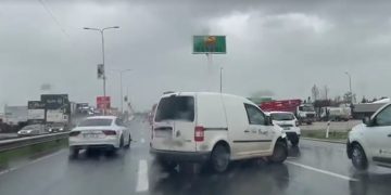 Tri vetura përfshihen në aksident rrugës për Lipjan