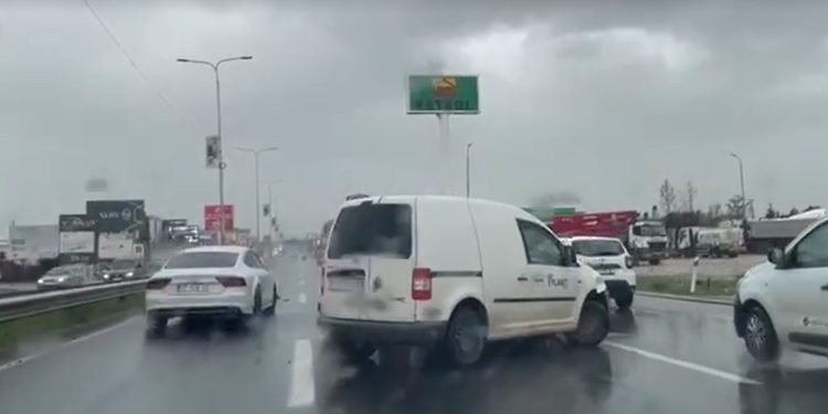 Tri vetura përfshihen në aksident rrugës për Lipjan