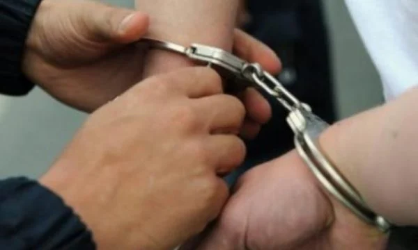 Arrestohen tre kosovarë në Sarandë, po bartnin 26 emigrantë me makinat e tyre