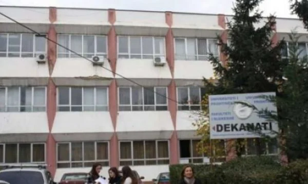 Pushteti akuzohet se po ndërhyn në Fakultet të Mjekësisë “për t’i bërë profesorë disa asistentë”