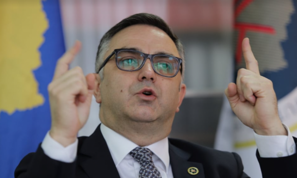 Besnik Tahiri: Edhe pas dy muajve shumë zyrtarë s’e dinë sa i kanë pagat