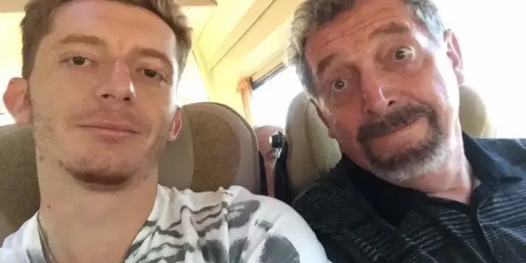 Djali i Cimës tregon si e goditën 5 herë me thikë babain e tij, pas një skeçi humoristik për fenë