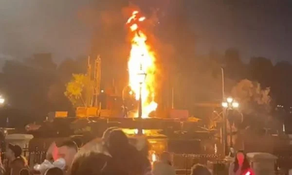 Panik në Disneyland të Kalifornisë, struktura e dragoit përfshihet nga flakët