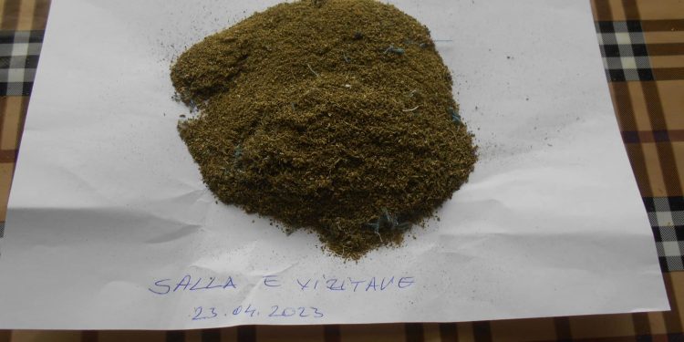 Arrestohet babai, së bashku me rroba i dërgoi dhe narkotik djalit në Dubravë