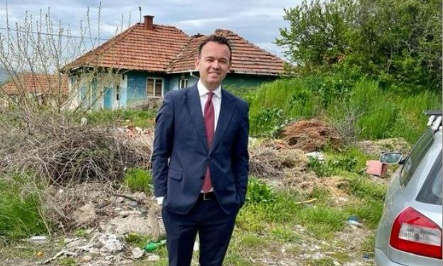 Peci shkon në Kroin e Vitakut, thotë se do ta rindërtojë shtëpinë që ia kishin djegur serbët
