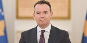 Peci: Siç po e çrrënjosi kancerin në ministri, ashtu do t’ia bëjë edhe me pirjen e duhanit brenda