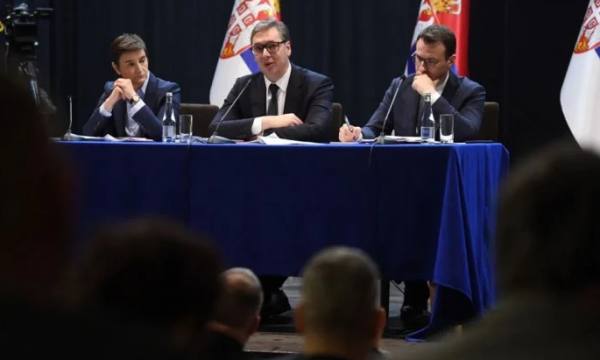 Vuçiq u flet serbëve në Rashkë kinse dikush do t’i dëbojë nga Kosova, pastaj mburret: S’do ta lejoj këtë
