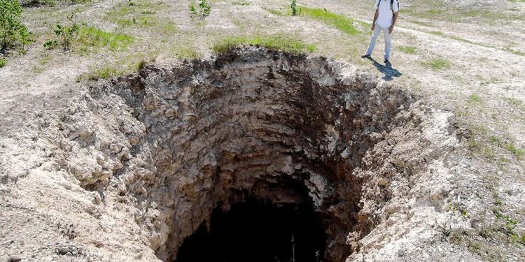 Më 2013, toka e gëlltiti një burrë që po flinte në dhomën e tij, asnjë shenjë e tij nuk është gjetur më