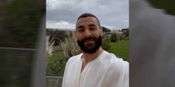 Benzema publikon foto duke falë namazin
