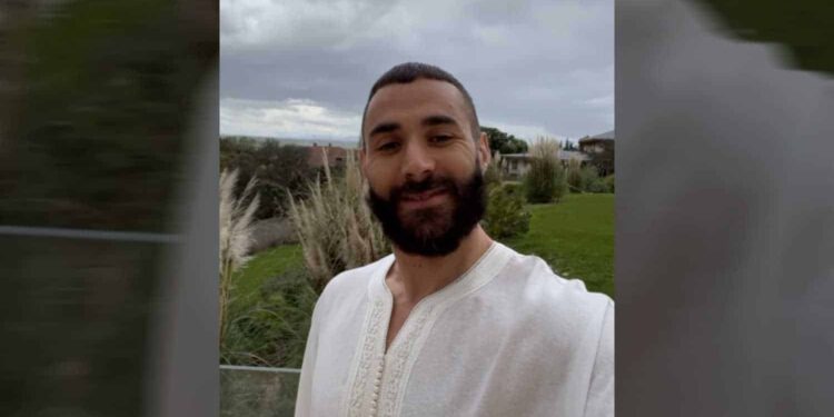 Benzema publikon foto duke falë namazin