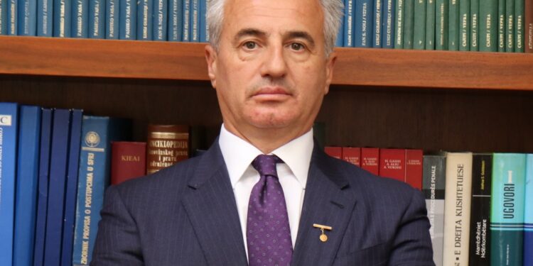 Koci reagon ndaj hoxhës që përdhosi flamurin shqiptar: I jap krejt fetë për komb