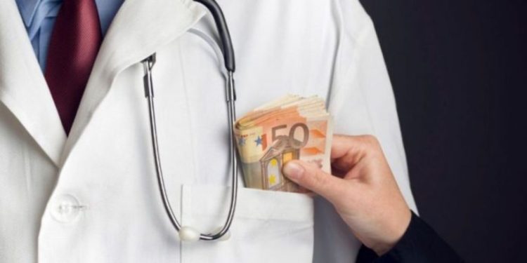 Flet drejtori i Spitalit të Gjilanit: Mjekët u arrestuan gjatë kujdestarisë