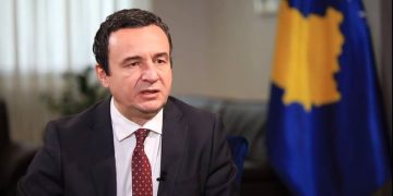 Kryeministri Kurti përkujton Heroin Isa Kastrati, në 24-vjetorin e rënies