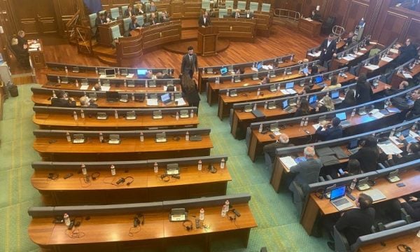 “Zhduken” deputetët e Listës Serbe, u paraqitën në seancë për të mos u humbur mandatet