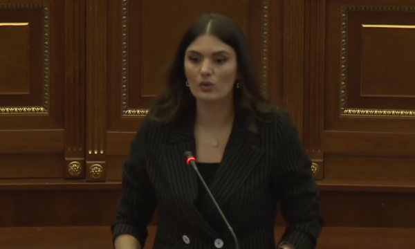 Deputetja Geci flet për gjykimin në Hagë: Thaçi paska tentuar ta shkatërrojë babain tim
