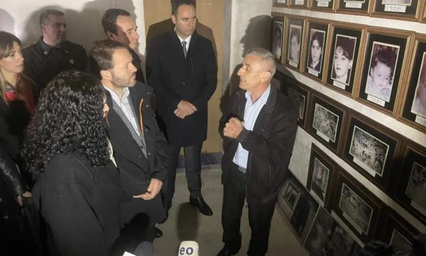 Osmani, Konjufca e Kurti vizitojnë shtëpinë ku u dogjën 53 civilë nga forcat serbe në Poklek