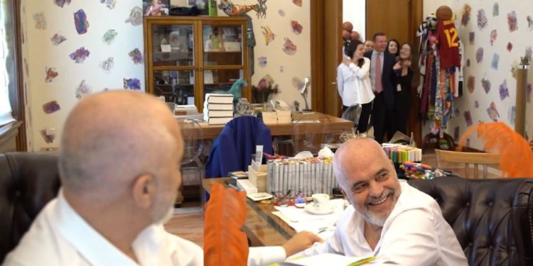 Edi Ramës i dërgohet një këngë, pyet stafin dhe ndjekësit ta bëjë apo jo këngë fushate
