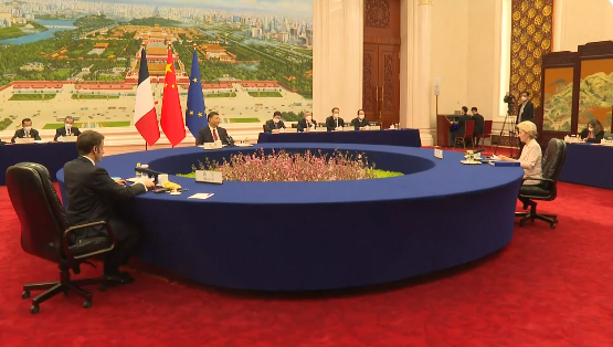 A po e imiton Xi Putinin, “mban distancë” me Macronin dhe Von Der Leyen.
