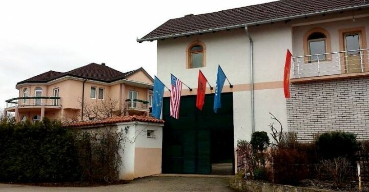 Në ditën e gjykimit, familja e Thaçit presin mysafirë në Burojë