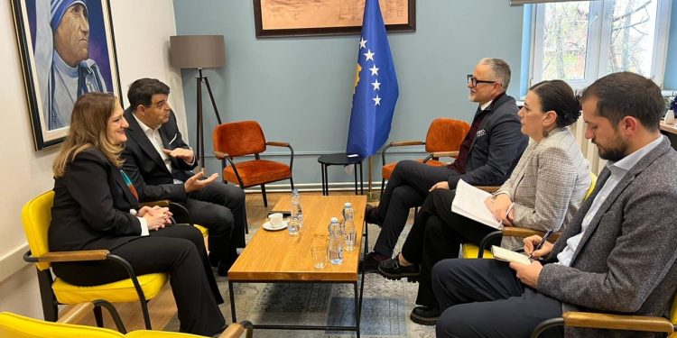 Doktori i cili mori çmimin e më të mirit në Kroaci, pritet nga ministri Vitia