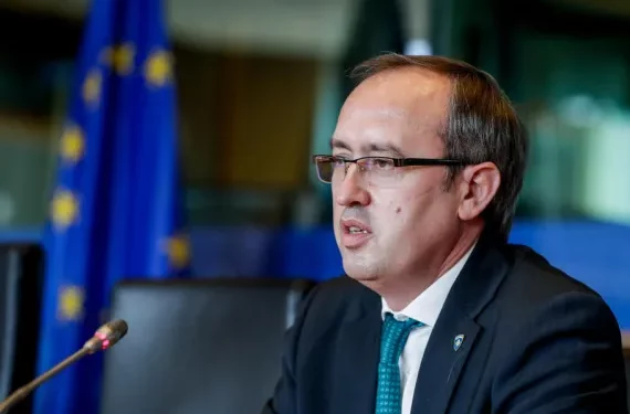 Hoti: Moszgjidhja e Guvernatorit Bankës Qendrore u bë me qëllim për t’i hapur rrugë kryetarit të Bordit të BQK-së për të marrë këtë pozitë