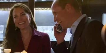 Princi William komunikon me një klient në telefon në një restorant indian, pranon rezervimin, por ngatërron adresën