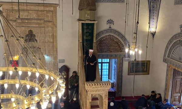 Pamje nga falja e Fitër Bajramit në Xhaminë e Madhe të Prishtinës, xhematit iu drejtua Naim Tërnava
