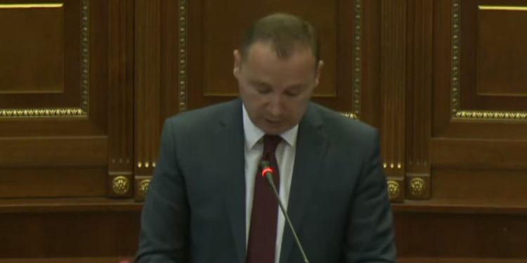 Zemaj thotë se Çeku ka një këshilltar i cili paguhet 5 mijë e 560 euro