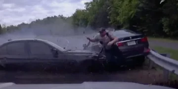 Pamje: Polici shpëton për një fije floku nga vetura super e shpejtë