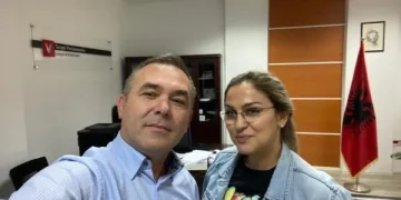 Gruaja e Rexhep Selimit thotë se burri i saj nuk e shkarkoi avokatin, tregon krejt çka ndodhi