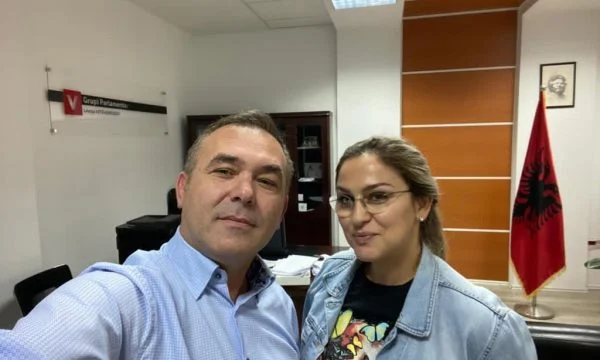 Gruaja e Rexhep Selimit thotë se burri i saj nuk e shkarkoi avokatin, tregon krejt çka ndodhi