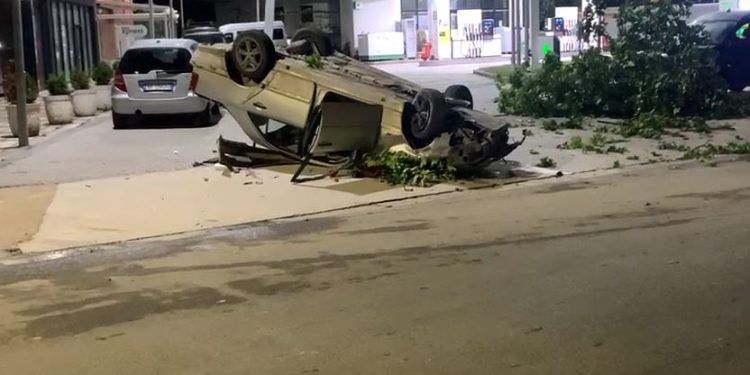 Aksident i frikshëm gjatë natës, makina me shpejtësi përplaset me pemën dhe përmbyset