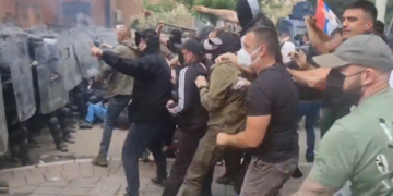 Përplasja me KFOR-in në Zveçan, maskat në rend të parë me shkopa bejzbolli