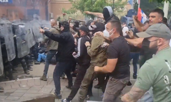 Përplasja me KFOR-in në Zveçan, maskat në rend të parë me shkopa bejzbolli