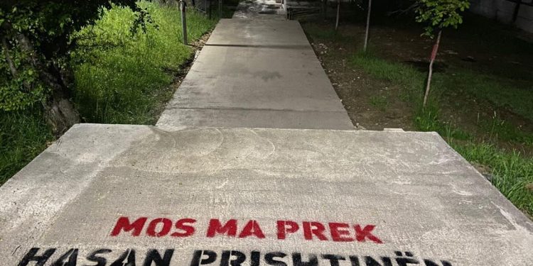 “Mos ma prek Hasan Prishtinën”, mbushet me mbishkrime Kampusi i Universitetit