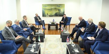 Pas takimit me ambasadorët e QUINT-it, Kurti i kërkon BE-së që ta mbajë përgjegjëse Serbinë për shkeljet e marrëveshjes