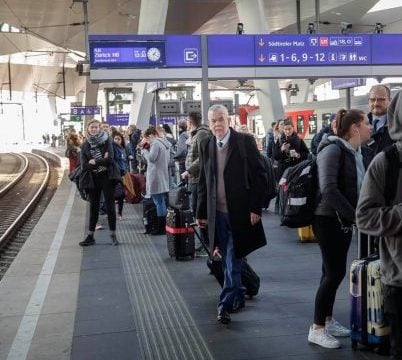 Pa truproja dhe me tren drejt Italisë për të takuar homologun Matarella, fotoja e Presidentit të Austrisë bëhet virale