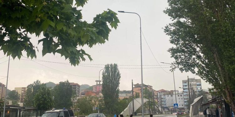 LAJMI I FUNDIT: Ndalet “uzbuna” në veri të Mitrovicës, situatë e qetë mbi urën e lumit Ibër