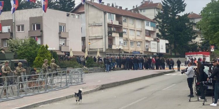 Momenti kur serbët tentojnë të hynë në objektin e Komunës në Zveçan, policia i largon me sprej