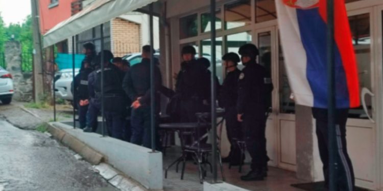 Raportohet se kryetari i Zubin Potokut është tërhequr nga hyrja në ndërtesën e Komunës