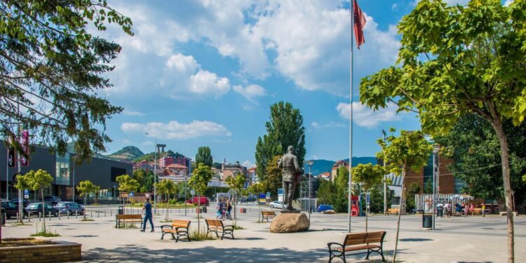 Mitrovica merr vendim: E diela ditë pushimi, nuk punojnë as qendrat tregtare! Vendimi zbatohet nga 1 shtatori