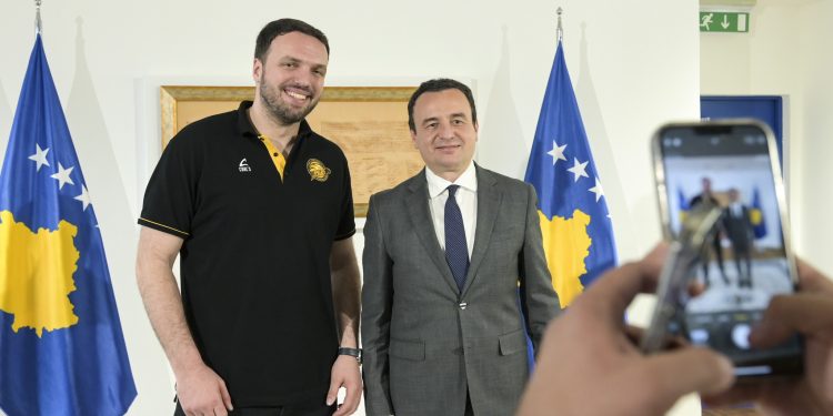 Kurti priti në takim Klubin e Basketbollit Peja, iu premton përkrahje