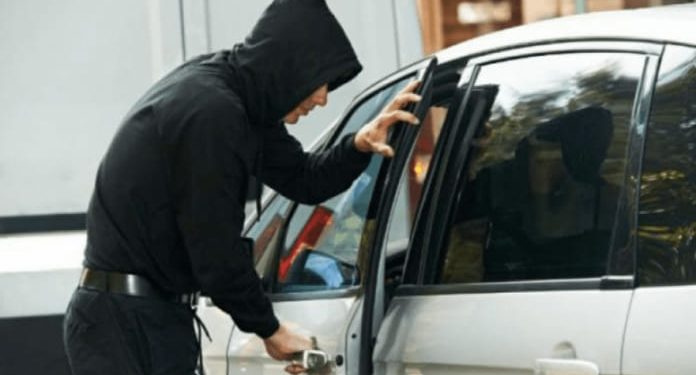 Parkoi veturën në parkingun e marketit në Fushë Kosovë, kur doli e pa se ia kishin vjedhur