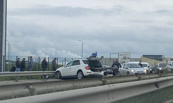 Policia jep detaje për veturën e vetëaksidentuar në magjistralen Mitrovicë-Prishtinë